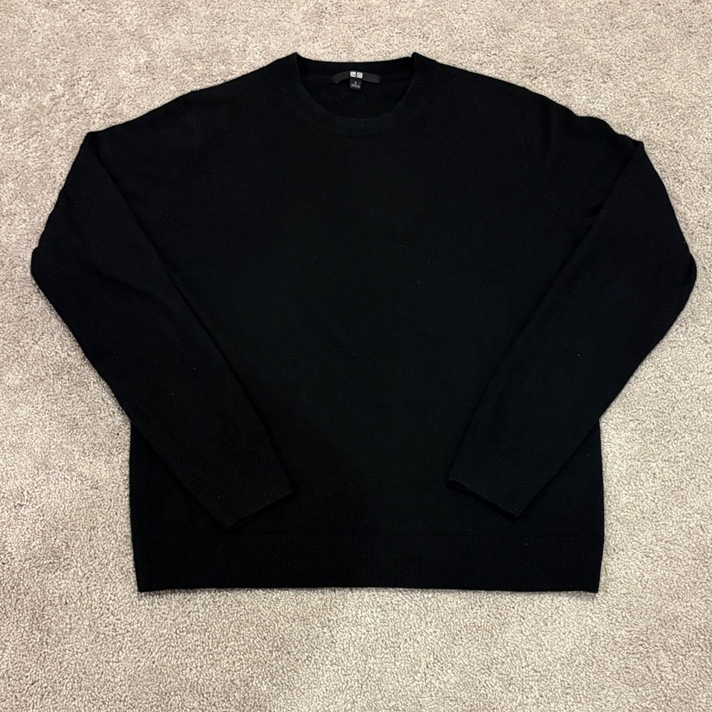 Uniqlo Black Woman’s Crewneck Sweater